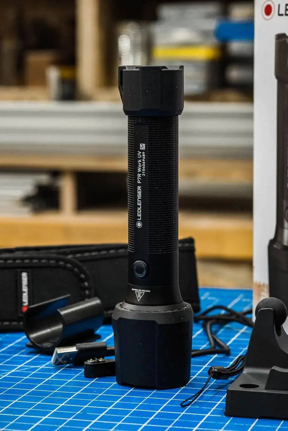 LANTERNA P7R WORK UV BLACK 1200LM ACUM USB - Articole de Vanatoare
