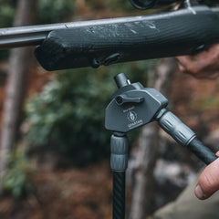 Detaliu adaptor bipod Spartan Classic Gunsmith articolevanatoare mecanism prindere polimer gri si picioare carbon texturate