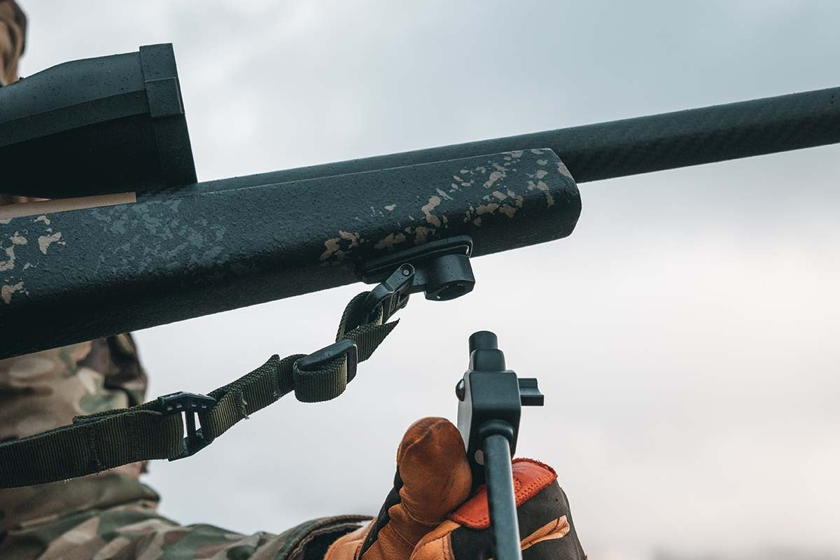 Detaliu montare bipod Inalt Spartan Javelin Pro Hunt TAC articolevanatoare pe arma camuflata